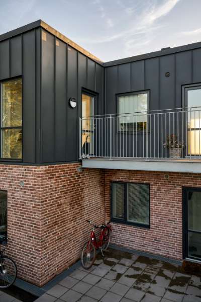 Historisk skov får åkande-nabo beklædt med stålprofiler, Åkandehaven, Langedam 1, 3250 Græsted